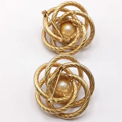 LOT 109: Set of (7) Vintage Brooches - Lisner, Anson & More