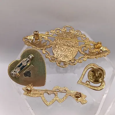 LOT 113: Set of (19) Vintage and Contemporary Brooches