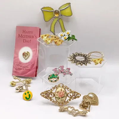 LOT 113: Set of (19) Vintage and Contemporary Brooches