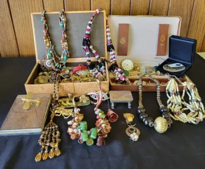 MIXED LOT OF WOMEN'S AND MEN'S COSTUME JEWELRY 