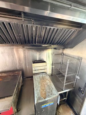 Sale Photo Thumbnail #23: Pigs Unlimited - 24 FOOT Food Truck WHITE

Fully loaded truck with everything you need for food truck industry!
It will be detailed before you buy it!

Photos included are the BEFORE photos. We will be detailing the truck while the auction is running.
Fee