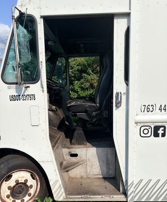 Sale Photo Thumbnail #10: Pigs Unlimited - 24 FOOT Food Truck WHITE

Fully loaded truck with everything you need for food truck industry!
It will be detailed before you buy it!

Photos included are the BEFORE photos. We will be detailing the truck while the auction is running.
Fee