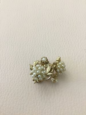 Beautiful vintage, gold tone faux pearl cluster screw back earrings