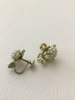 Beautiful vintage, gold tone faux pearl cluster screw back earrings