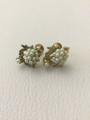 Beautiful vintage, gold tone faux pearl cluster screw back earrings