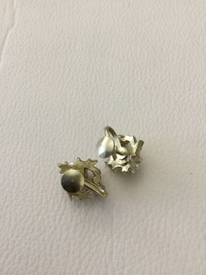 Beautiful vintage, gold tone faux pearl cluster screw back earrings