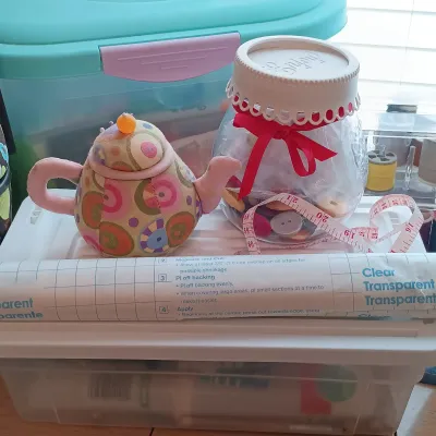 LOT 16: Singer Slant-O-Matic 401A Sewing Machine in Table with Bench & Crafting Accessories