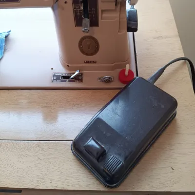 LOT 16: Singer Slant-O-Matic 401A Sewing Machine in Table with Bench & Crafting Accessories