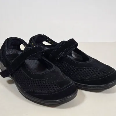 LOT 172: Variety of Women's Shoes