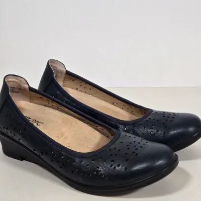 LOT 107: Variety of Women's Shoes