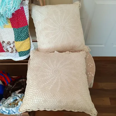 LOT 122: Vintage Quilt with Framed Embroidery, Vera Bradley Throw Blanket, Crocheted Blankets & More