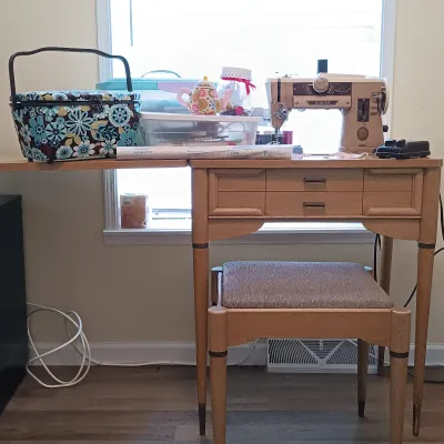 LOT 16: Singer Slant-O-Matic 401A Sewing Machine in Table with Bench & Crafting Accessories