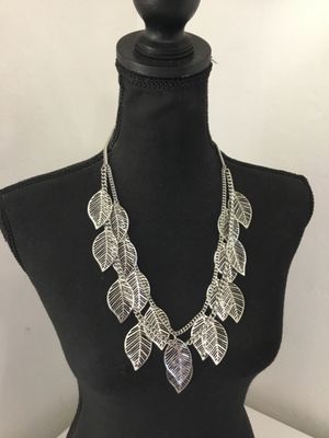 Beautiful Silver tone leaf statement necklace nice quality