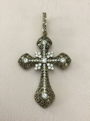 Antique style cross pendant very pretty