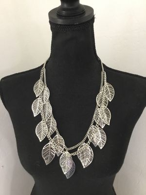 Beautiful Silver tone leaf statement necklace nice quality