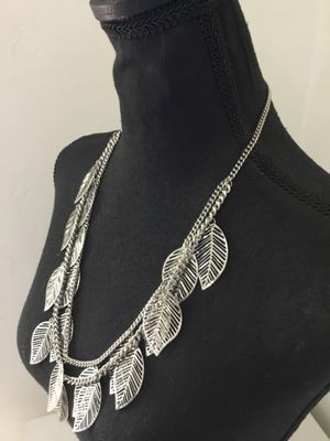 Beautiful Silver tone leaf statement necklace nice quality