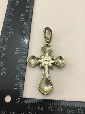 Antique style cross pendant very pretty