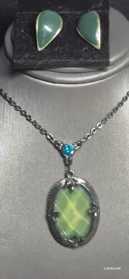 Vintage green glass Pendant w/frogs bezel & Earrings