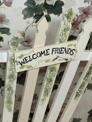 Hand-Painted Wooden “Welcome Friends” Garden Chair – Floral Cottage Décor (A2)