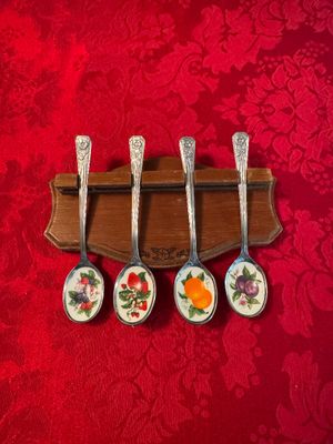 Set of Vintage Collectible Spoons and Rack (DR)
