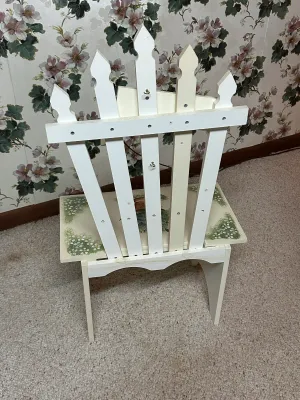 Hand-Painted Wooden “Welcome Friends” Garden Chair – Floral Cottage Décor (A2)