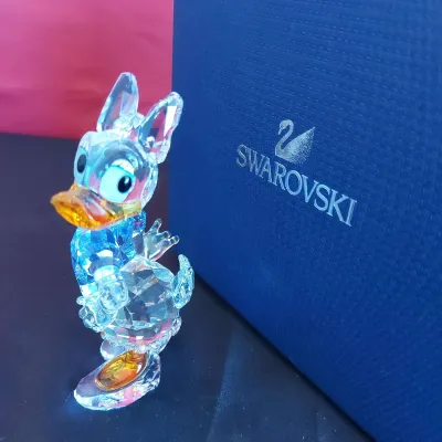 SWAROVSKI DISNEY DAISY DUCK FIGURINE - MODEL 5115334 (2)