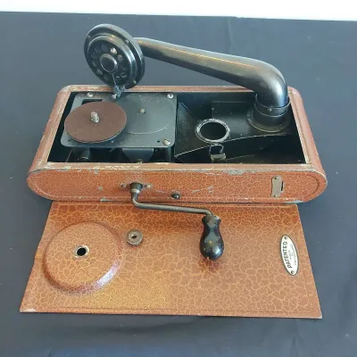 VINTAGE PORTABLE WIND-UP GRAMOPHONE BROWN CASE