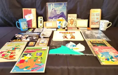 ASSORTMENT OF VINTAGE AND COLLECTIBLE DISNEY MERCHANDISE 