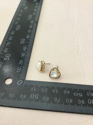 Beautiful, vintage, heart shaped stud, gold tone, mother of pearl