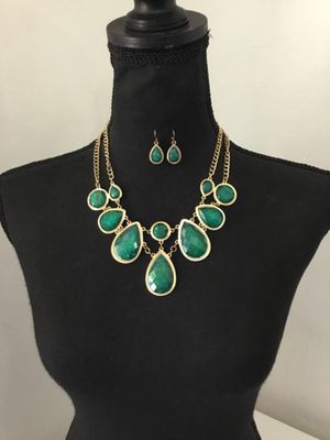 Beautiful Gold tone Green, emerald, rhinestone statement, necklace, earring set