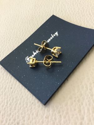 Beautiful, crystal stud earrings gold tone