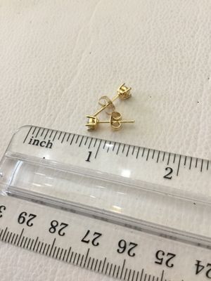 Beautiful, crystal stud earrings gold tone