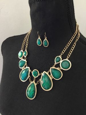 Beautiful Gold tone Green, emerald, rhinestone statement, necklace, earring set