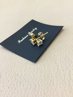 Beautiful, crystal stud earrings gold tone