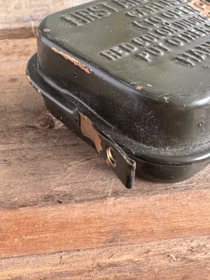 Vintage WWII US Govt Carlisle Model First Aid Packet Tin