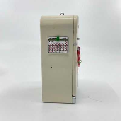 3278 Hallmark Keepsake Ornament “Holiday Fridge” Features Lights