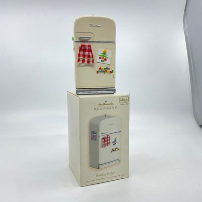 3278 Hallmark Keepsake Ornament “Holiday Fridge” Features Lights