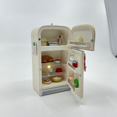 3278 Hallmark Keepsake Ornament “Holiday Fridge” Features Lights