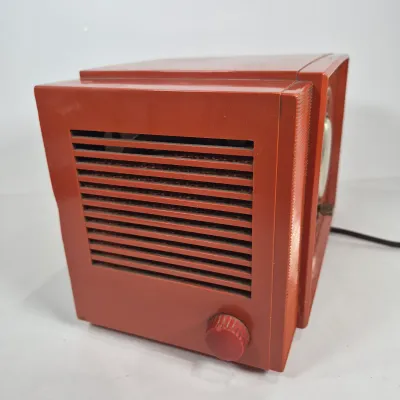 LOT 70U: Vintage Sentinel Bakelite Tube Radio