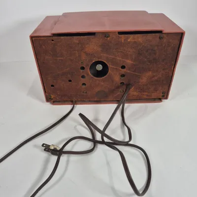 LOT 70U: Vintage Sentinel Bakelite Tube Radio