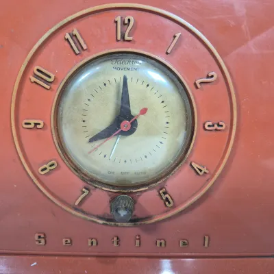 LOT 70U: Vintage Sentinel Bakelite Tube Radio