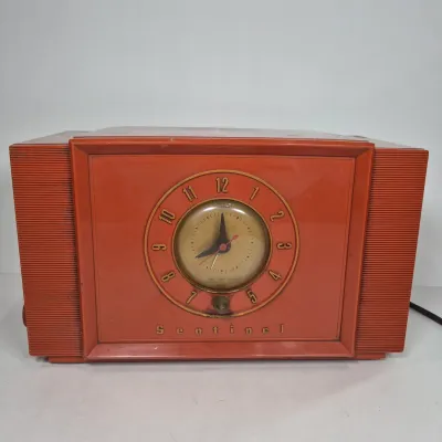 LOT 70U: Vintage Sentinel Bakelite Tube Radio