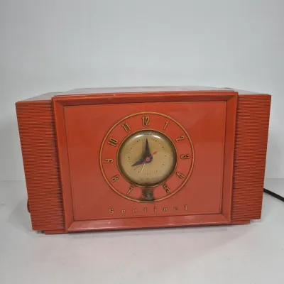 LOT 70U: Vintage Sentinel Bakelite Tube Radio