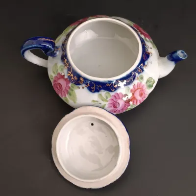 LOT 232: Bombay Rosette Salad Plates with Porcelain Tea Pot, Creamer, Sugar Bowl & Tea Cup