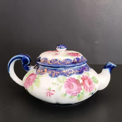 LOT 232: Bombay Rosette Salad Plates with Porcelain Tea Pot, Creamer, Sugar Bowl & Tea Cup