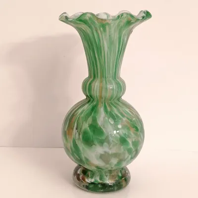 LOT 143: Green Swirl Art Glass Vase, Black Amethyst Vase & Two Black Glass Flower Bowl Stand/Riser