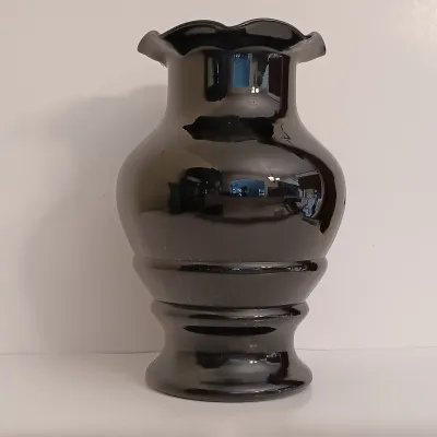 LOT 143: Green Swirl Art Glass Vase, Black Amethyst Vase & Two Black Glass Flower Bowl Stand/Riser