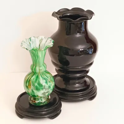 LOT 143: Green Swirl Art Glass Vase, Black Amethyst Vase & Two Black Glass Flower Bowl Stand/Riser