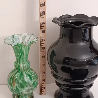 LOT 143: Green Swirl Art Glass Vase, Black Amethyst Vase & Two Black Glass Flower Bowl Stand/Riser