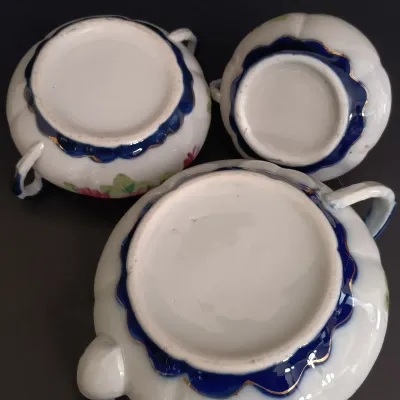 LOT 232: Bombay Rosette Salad Plates with Porcelain Tea Pot, Creamer, Sugar Bowl & Tea Cup